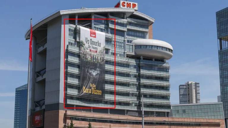 chp-genel-merkezine-1-mayis-afisi-asildi-ya-onurlu-bir-yasam-ya-bu-kara-JHGvB6Fs