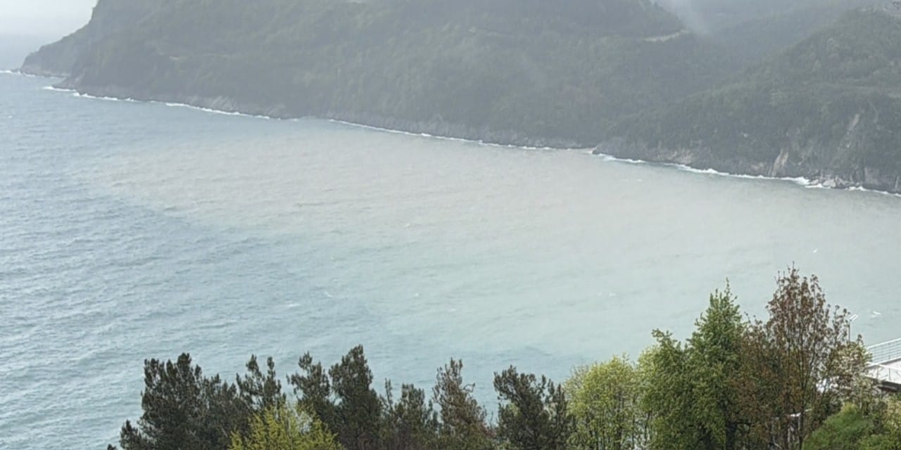 Amasra’da Fırtına Denizleri Çamurla Doldurdu! Dalgalar 2 Metreye Kadar Yükseldi