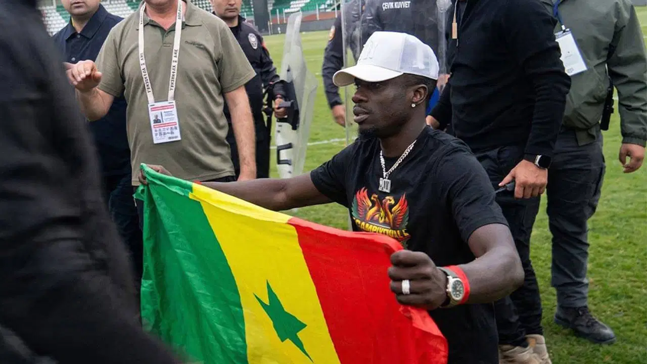 amedsporlu-mbaye-diagnenin-senegal-bayragi-kriz-yaratti-polis-evine-gitmis-IlCJkekM