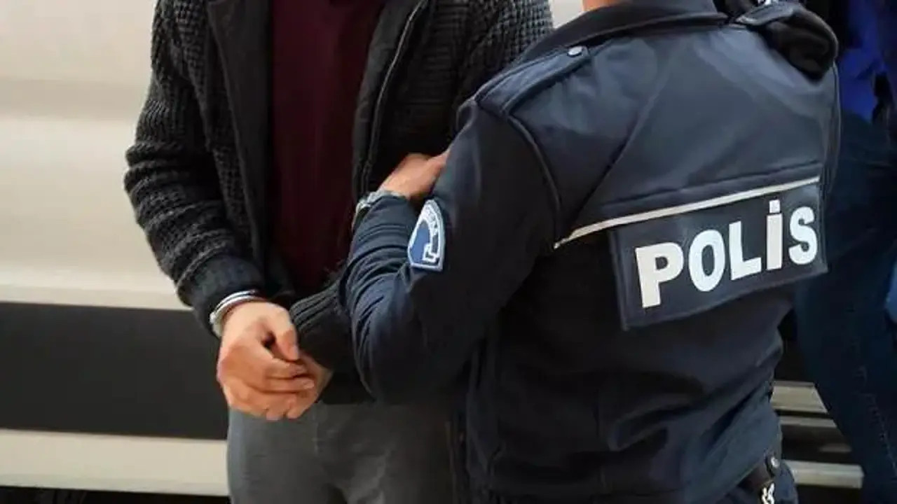 firari-fetocu-banyodaki-gizli-bolmede-yakalandi-YDJrmsPk