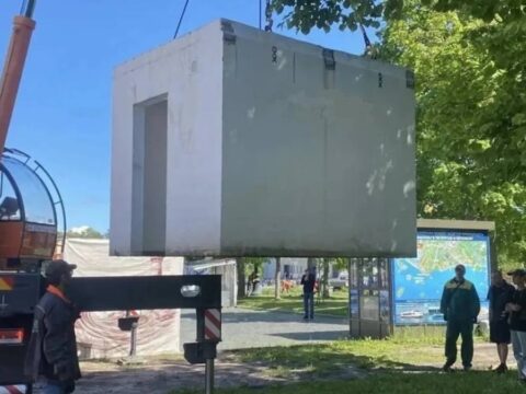 Otobüs duraklarının yanına beton sığınak koymaya başladılar
