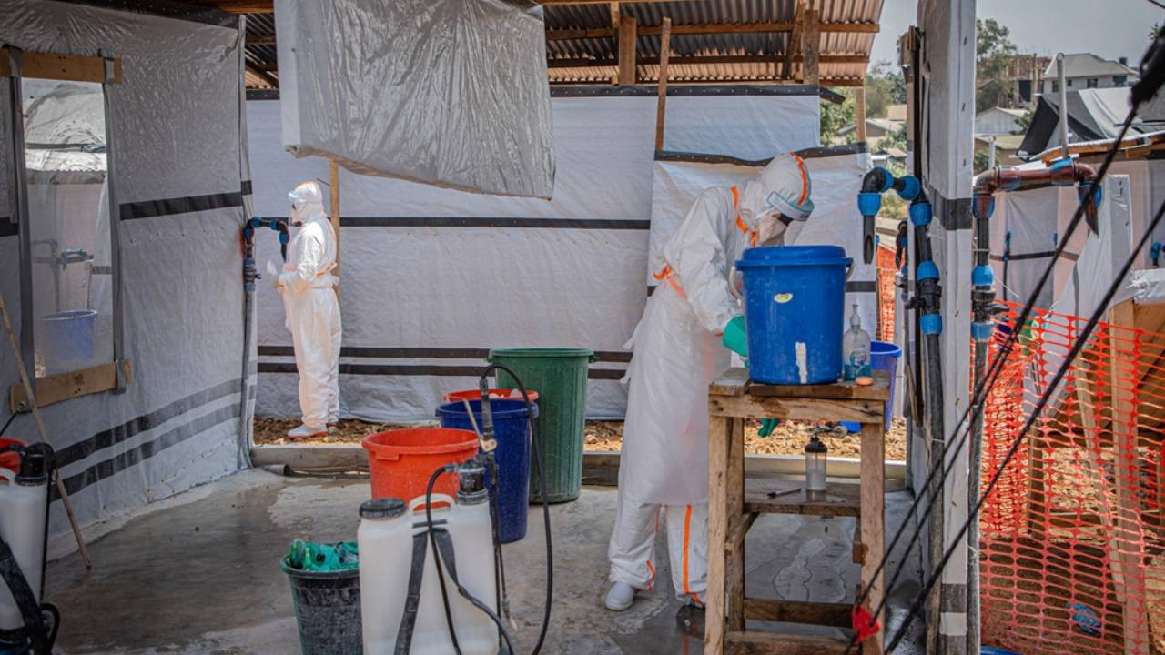 Ebola alarmi buyuyor vaka sayisi 2 bini gecti AuX6RTRb