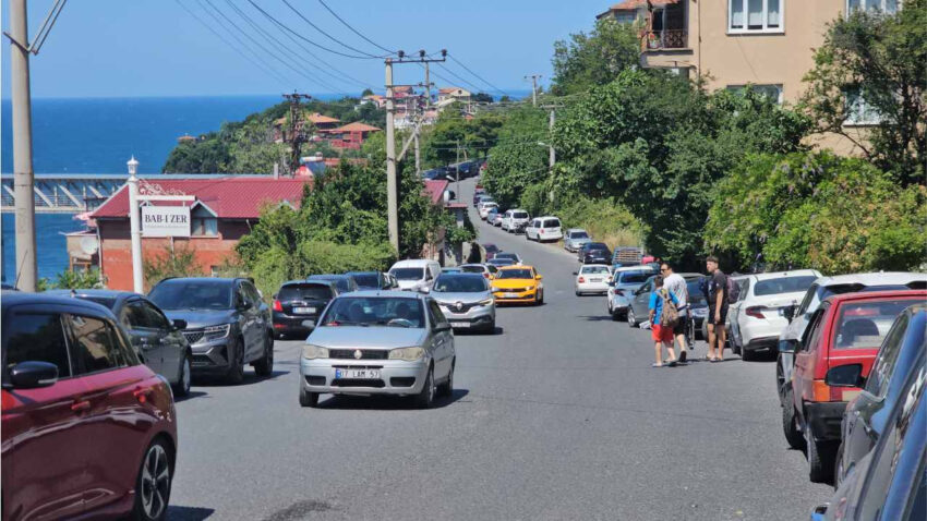 Plaj tiklim tiklim doldu otopark yetmedi araclar dizildi TyEEB47I