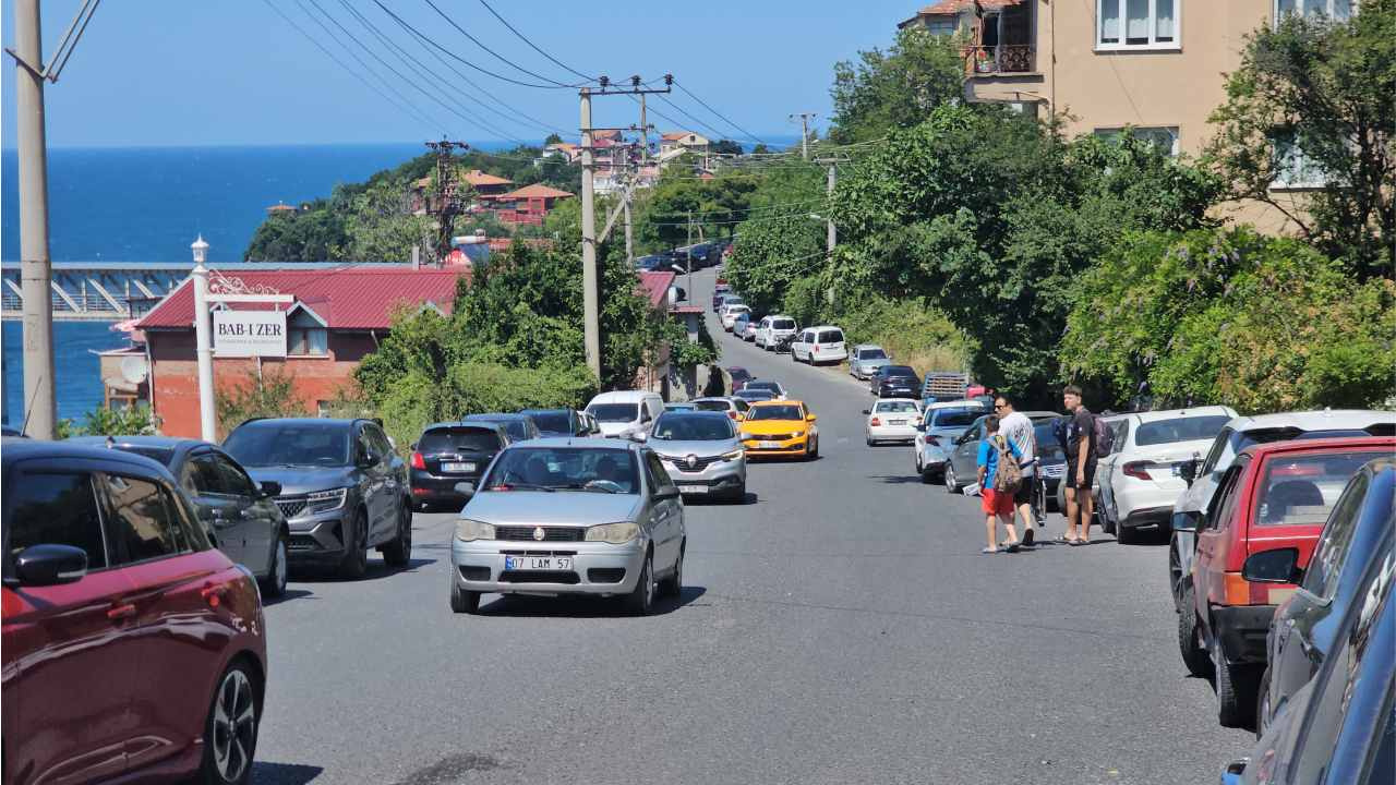 Plaj tiklim tiklim doldu otopark yetmedi araclar dizildi TyEEB47I